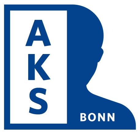 Das Logo des AKS Bonn ist in der linken Bildhälfte blau, in der rechten weiß. Auf der Linken ist ein weißes, auf der kurzen Seite stehendes Rechteck mit "AKS" in blauer Schrift. Die Buchstaben sind vertikal angeordnet. Der blaue Hintergrund bildet in der weißen Bildhälfte die stilisierten Umrisse einer Person. Rechtsunten steht in weißer Schrift auf dem Schulterpart der Person "BONN".