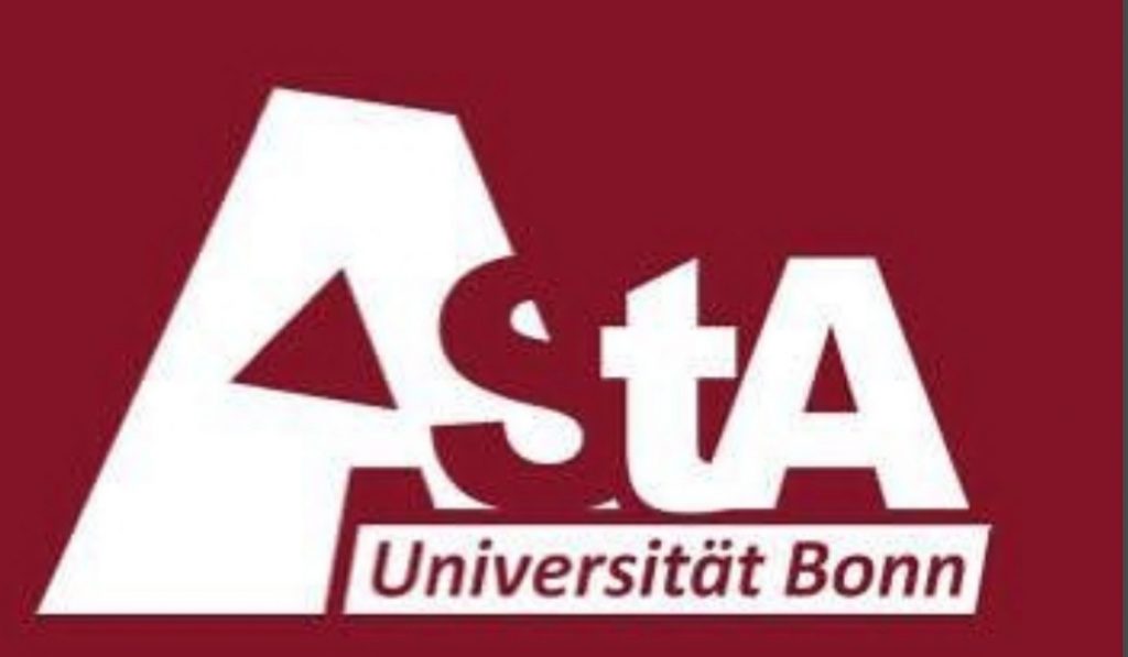 Logo des AstA der Universität Bonn. Auf rotem Hintergrund steht in weiß "AstA", wobei das "s" aus dem ersten "A" quasi rausgeschnitten ist und damit die Farbe des Hintergrundes hat. Darunter steht ebenfalls in der Farbe des Hintergrundes auf weißem Grund "Universität Bonn".