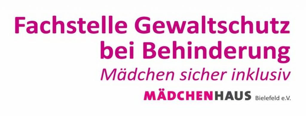 Das Logo der Fachstelle Gewaltschutz bei Behinderung, Mädchen sicher inklusiv, Mädchenhaus Bielefeld e.V. zeigt eben dieses Textzug in pinker, oranger, bzw. grauer Schrift. Der Hintergrund ist weiß.