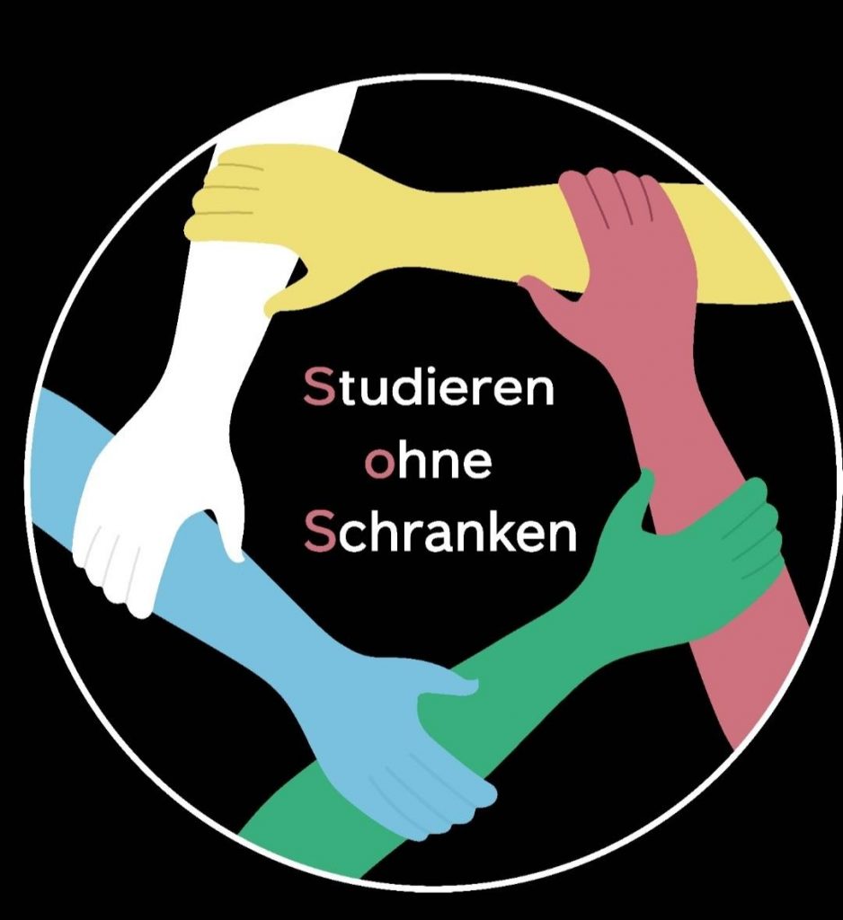 Das Logo von Studieren ohne Grenzen zeigt einen Kreis in dem fünf verschiedenfarbige Hände sich gegenseitig am Unterarm fassen und ebenfalls einen Kreis bilden. Die Hände inklusive Unterarme sind rot, gelb, weiß, blau und grün. In der Mitte steht mit jeweils dem ersten Buchstaben in rot und dem Rest in weiß "Studieren ohne Grenzen". Der Hintergrund ist schwarz.