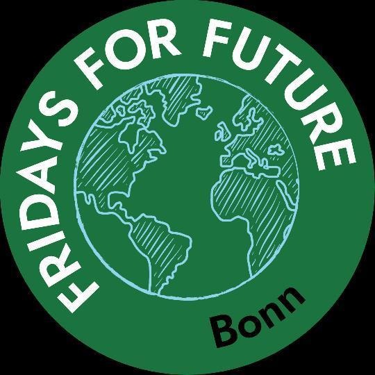 Aug schwarzem Hintergrund befindet sich das runde Logo von Fridays For Future Bonn. Es besteht aus einem grünen Kreis mit einer stilisierten Erdkugel in der Mitte in weiß. Drumherum steht ebenfalls in weiß "FRIDAYS FOR FUTURE" und in der Farbe des Hintergrundes "Bonn".