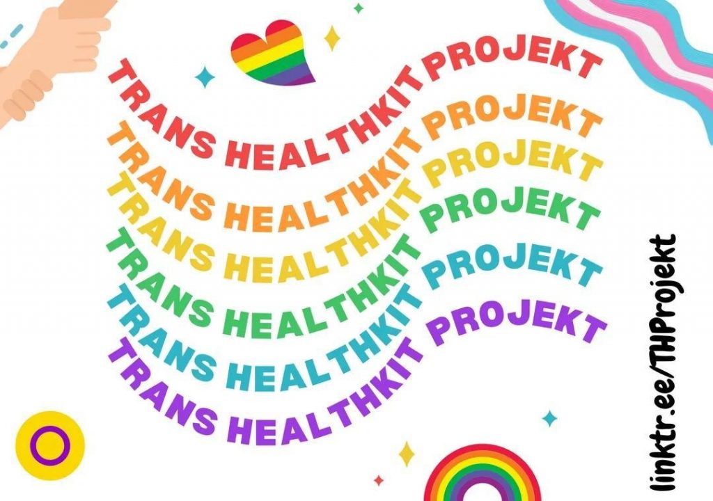 Das Logo zeigt mittig und in sechs Reihen untereinander dargestellt wellenartig geschwungen den Schriftzug "Trans Healthkit Projekt". Die Reihen sind entsprechend der queeren/LGBTQIANP+ Flagge in roter, oranger, gelber, grüner, blauer und lila Schriftfarbe. Vertikal angeordnet am rechten unteren Bildrand steht in schwarz "linktr.ee/THProjekt". In der oberen rechten Ecke ist eine gewellte trans* Flagge zu sehen. Mittig oben gibt es ein Herz in der Queeren/LGBTQIANP+ Pride Flagge. Daneben sind ein paar bunte Sternchen. Oben links fassen sich zwei Hände je bei den Armen. Unten links ist die inter* Flagge als Kreis zu sehen. Unten Mittig sind noch eine Regenbogen und weitere Sterne.