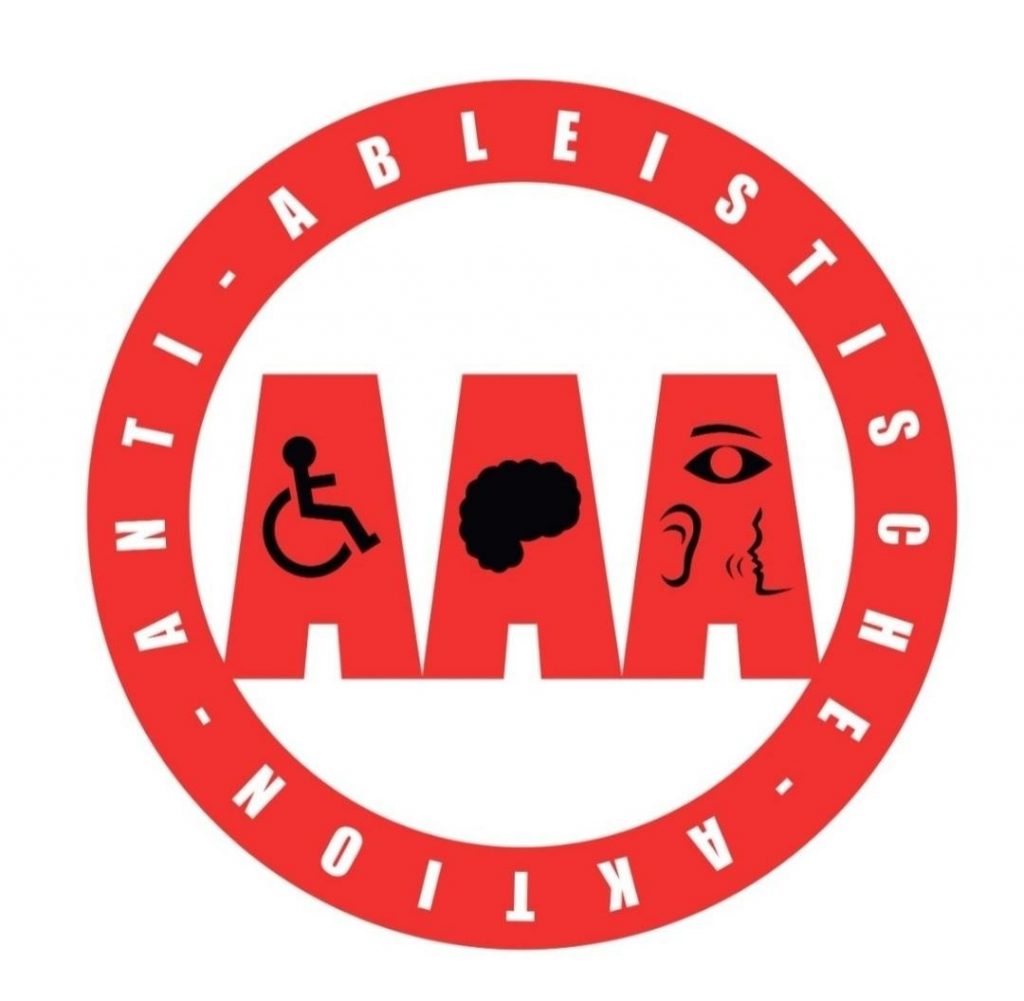 Logo von Anti-Ableistische Aktion bestehend aus einem roten Kreis mit weißem Text und drei großgeschriebene, rote A's in der Mitte auf weißem Grund. In schwarz sind auf den A's ein Piktrogramm einer Person im Rollstuhl zu sehen, ein Gehirn und ein Auge, Ohr und eine sprechende Person.