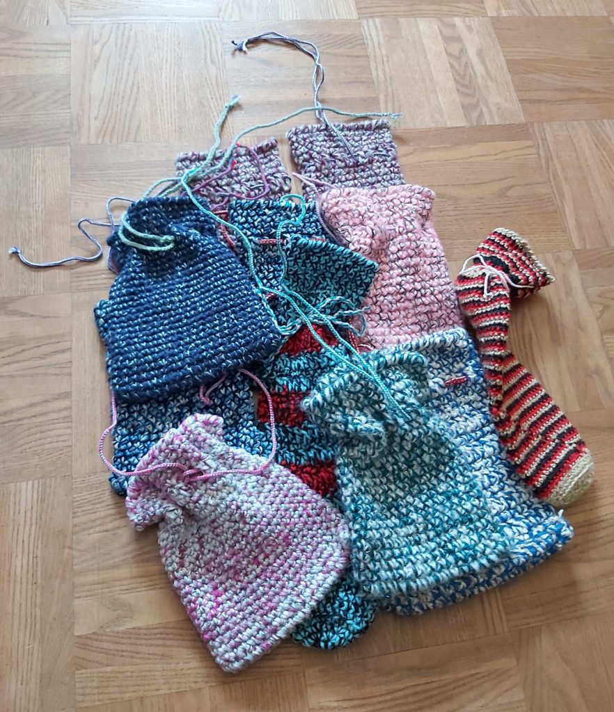 Selbst gehäkelte Säckchen. Sie haben verschiedene Farben.