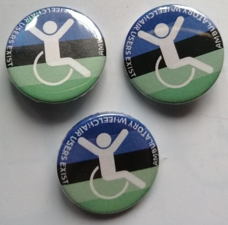 Ambulatory Wheelchair Users Exist mit der Pride Fahne