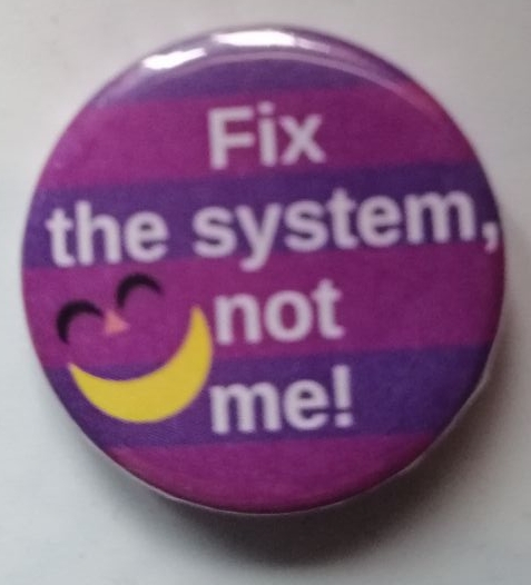 Fix the system, not me! mit Mad Pride Fahne und Grinsen