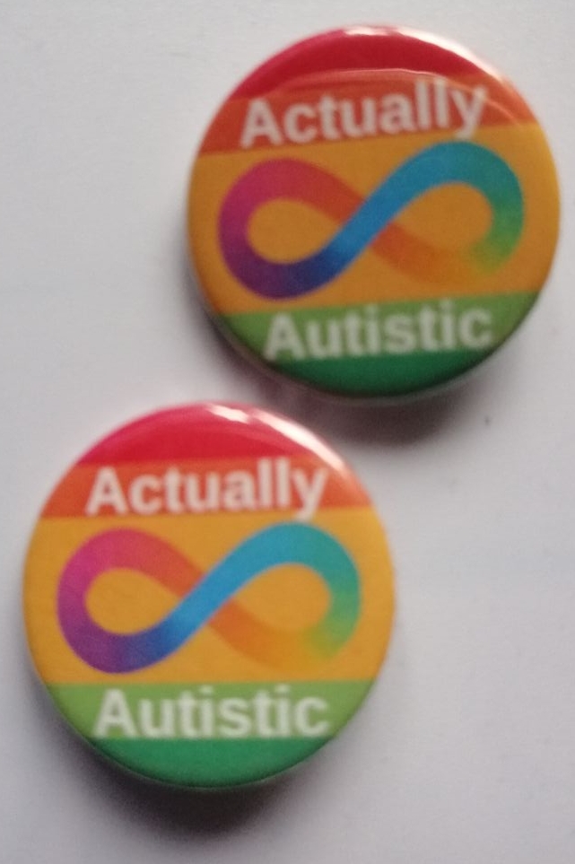 Actually Autistic mit Autistic Pride Fahne