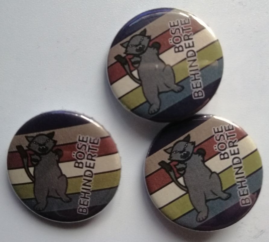 Böse Behinderte mit fauchender Katze mit Böse Behinderte Pride Fahne