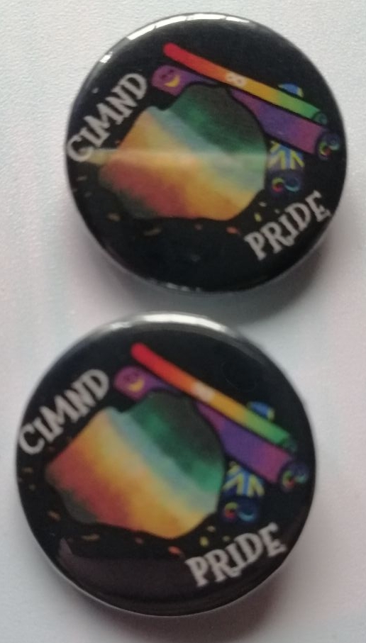 CIMND* Pride Zimthaufen mit dunkelblauem Hintergrund