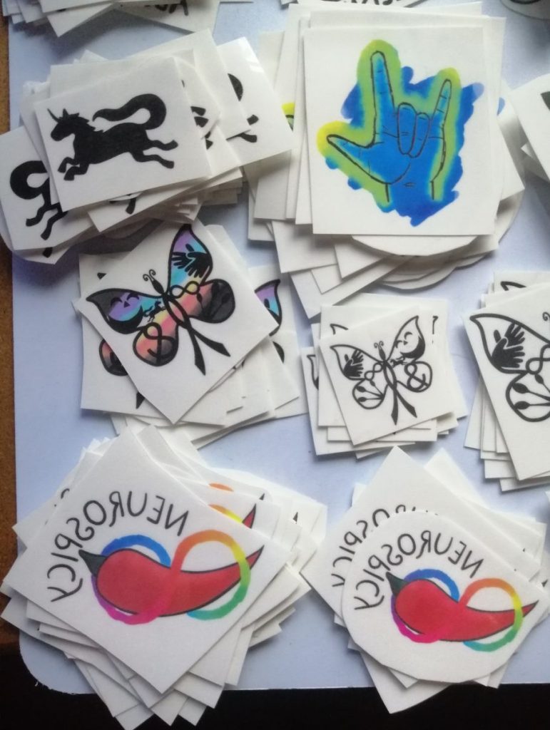Einmal-Tattoo Motive: I love you Gebärde in D*deaf Pride Farben, CIMND* Schmetterling, Neurospicy Chilli, Einhorn
