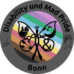 Dieses Logo ist rund. Außen ist ein grauer Raumen mit Text: Disability und Mad Pride Bonn. Auf dem Rahmen sind ein Gesicht das verbal, nonverbal und semiverbal schreit und eine wütende Katze. In der Mitte ist ein CIMND* Schmetterling vor der CIMND* Pride Flagge.
